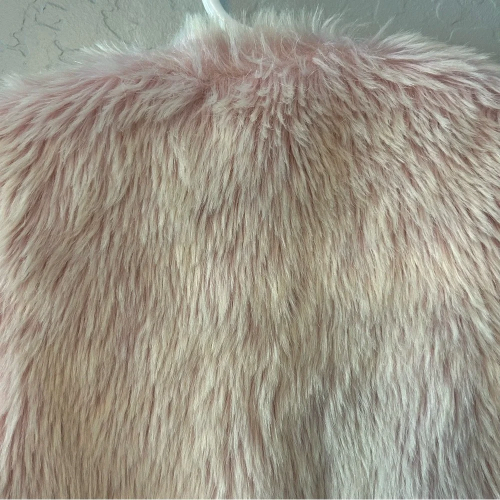 ⭐️Genuine Kids from Oshkosh light pink faux fur vest size 2t/3t